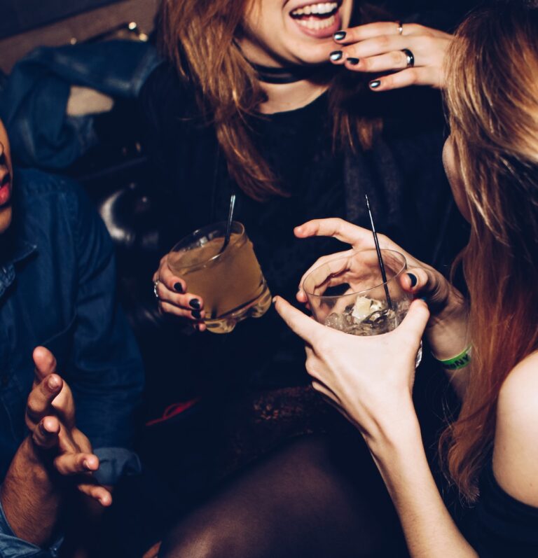 How To Approach Women in Bars : Mastering the Art